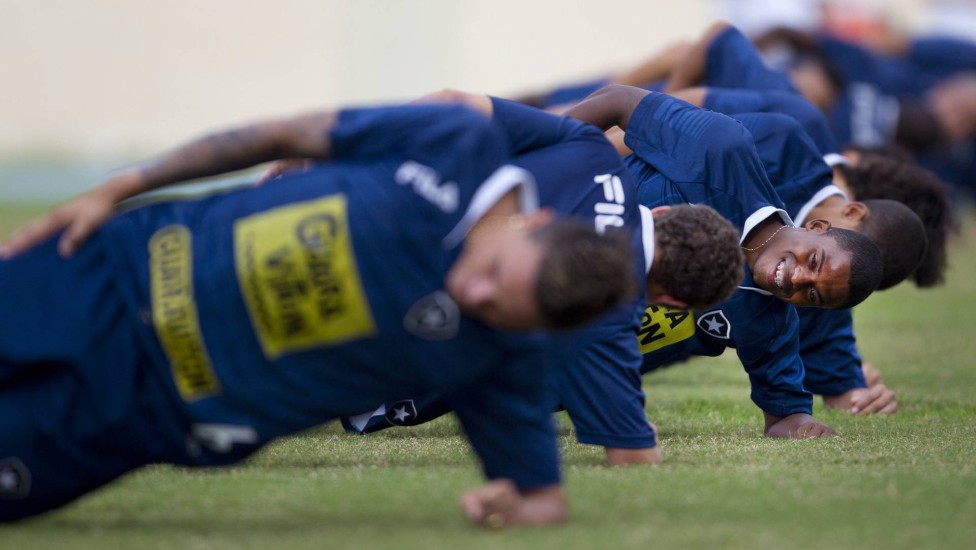 Loco Abreu Aparece Novo Visual Em Treino Do Botafogo No Engenh O