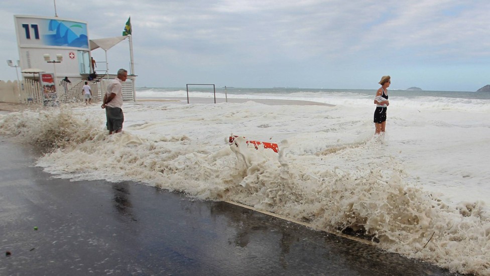 Ressaca Invade Pistas Da Orla Do Rio Veja Fotos