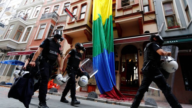 Pol Cia Utiliza G S Lacrimog Nio Para Dispersar Ativistas Lgbt Na Turquia