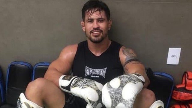 Professor de artes marciais paga fiança e é liberado após ser preso por