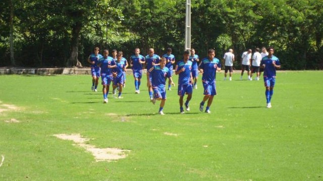 Na volta das férias gramado do Ninho do Urubu aparece descuidado e