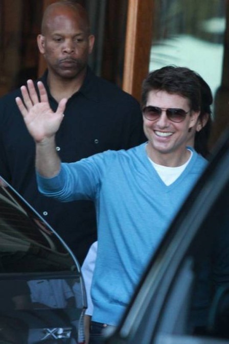 Tom Cruise Acena Para F S Ao Deixar Hotel No Rio