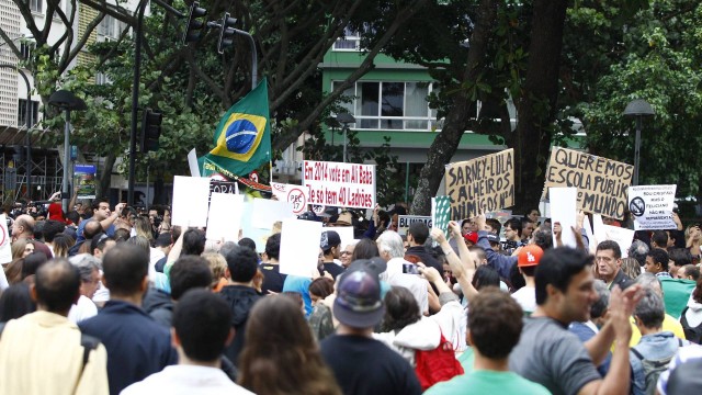 Manifestantes Protestam Contra A Pec Em Copacabana