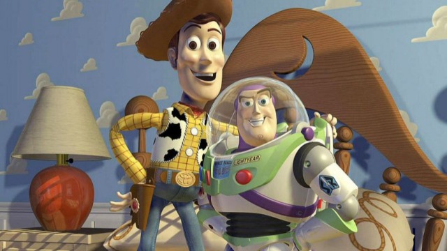 Prestes a ir para faculdade, Andy precisa arrumar o quarto e definir o que irá para o lixo ou guardado no sótão. Durante a mudança, seus antigos companheiros - entre eles Buzz Lightyear, Jessie e o Sr. Cabeça de Batata - são jogados no lixo por engano e acabam encontrando abrigo numa creche, onde enfrentarão a rivalidade de outros brinquedos. Para resgatar os amigos, Woody terá que deixar Andy e enfrentar perigosas aventuras. Vencedor de dois Oscars: Melhor Filme de Animação e Melhor Canção Original.