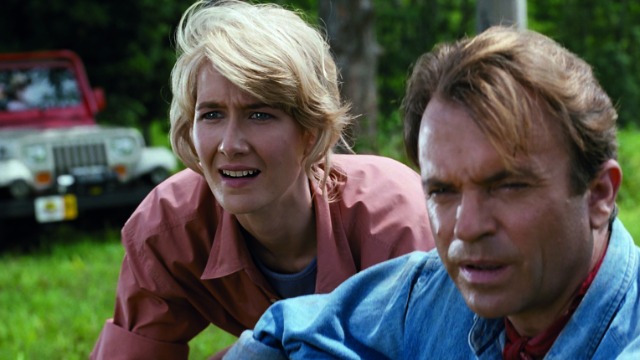 Os paleontólogos Alan Grant, Ellie Sattler e o matemático Ian Malcolm fazem parte de um seleto grupo escolhido para visitar uma ilha habitada por dinossauros criados a partir de DNA pré-histórico. O idealizador do projeto e bilionário John Hammond garante a todos que a instalação é completamente segura. Mas após uma queda de energia, os visitantes descobrem, aos poucos, que vários predadores ferozes estão soltos e à caça.