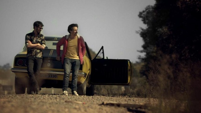 Dois amigos caem na estrada com destino a Buenos Aires, a bordo de um Opala laranja 72, com uma missão: conseguir ficar com o maior número de mulheres possível. Isso tudo é um plano para lavar a honra de Caco, um homem de trinta e poucos anos que pegou sua namorada na cama com um argentino.