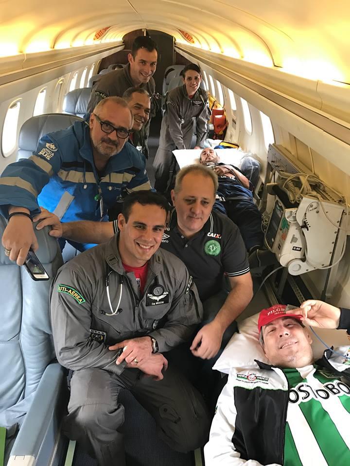 Alan Ruschel (deitado ao fundo) no voo de volta ao Brasil - Reprodução