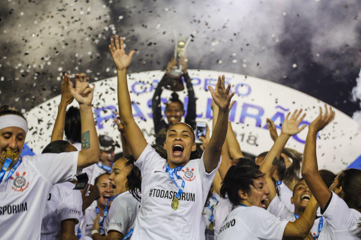 Marcelo aparece à direita da foto, de frente para a câmera, comemorando o título do Corinthians em 2018 - Bruno Teixeira/Agência Corinthians