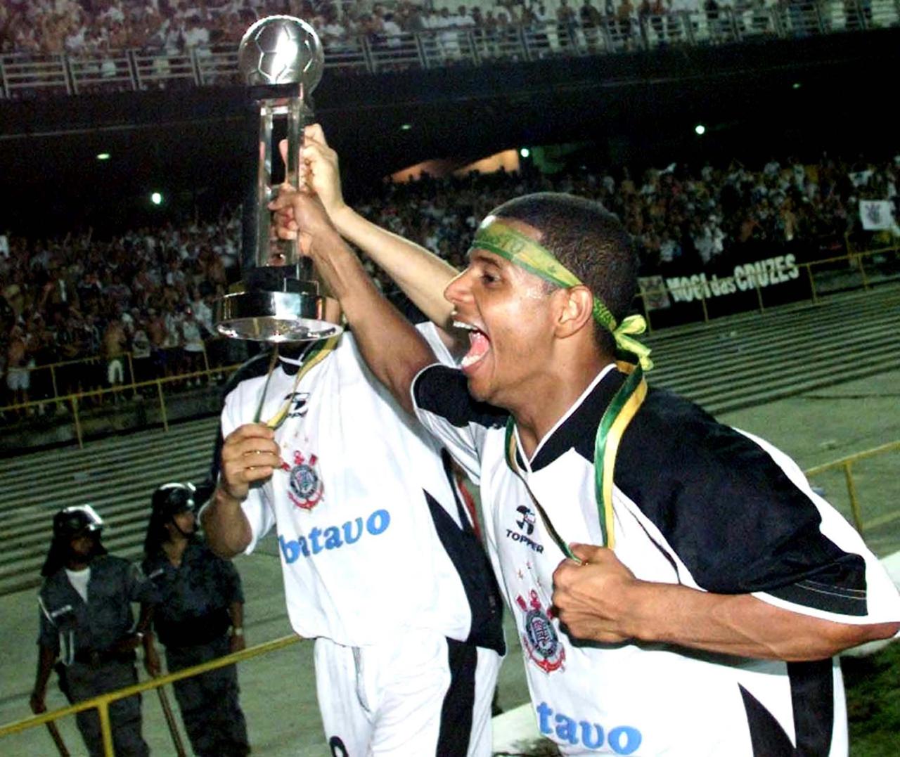 Marcelinho Carioca, com a taça em mãos, comemora a conquista do Mundial - Otávio Magalhães/Estadão Conteúdo