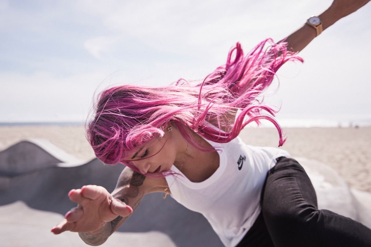 Letícia Bufoni traz sua marca feminina para as pistas de skate: as madeixas rosas - Steven Lippman / Red Bulletin