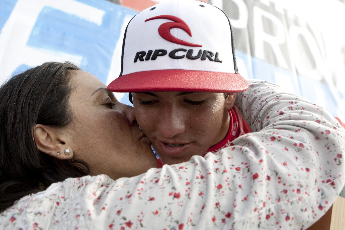 Medina ganha um beijo da mãe, Simone, no pódio em Hossegor - WSL / Kirstin Scholtz 