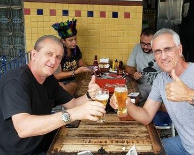 René e o amigo Flavio, no chope próximo do estádio Nilton Santos, num tradicional bar no Cachambi - Arquivo pessoal