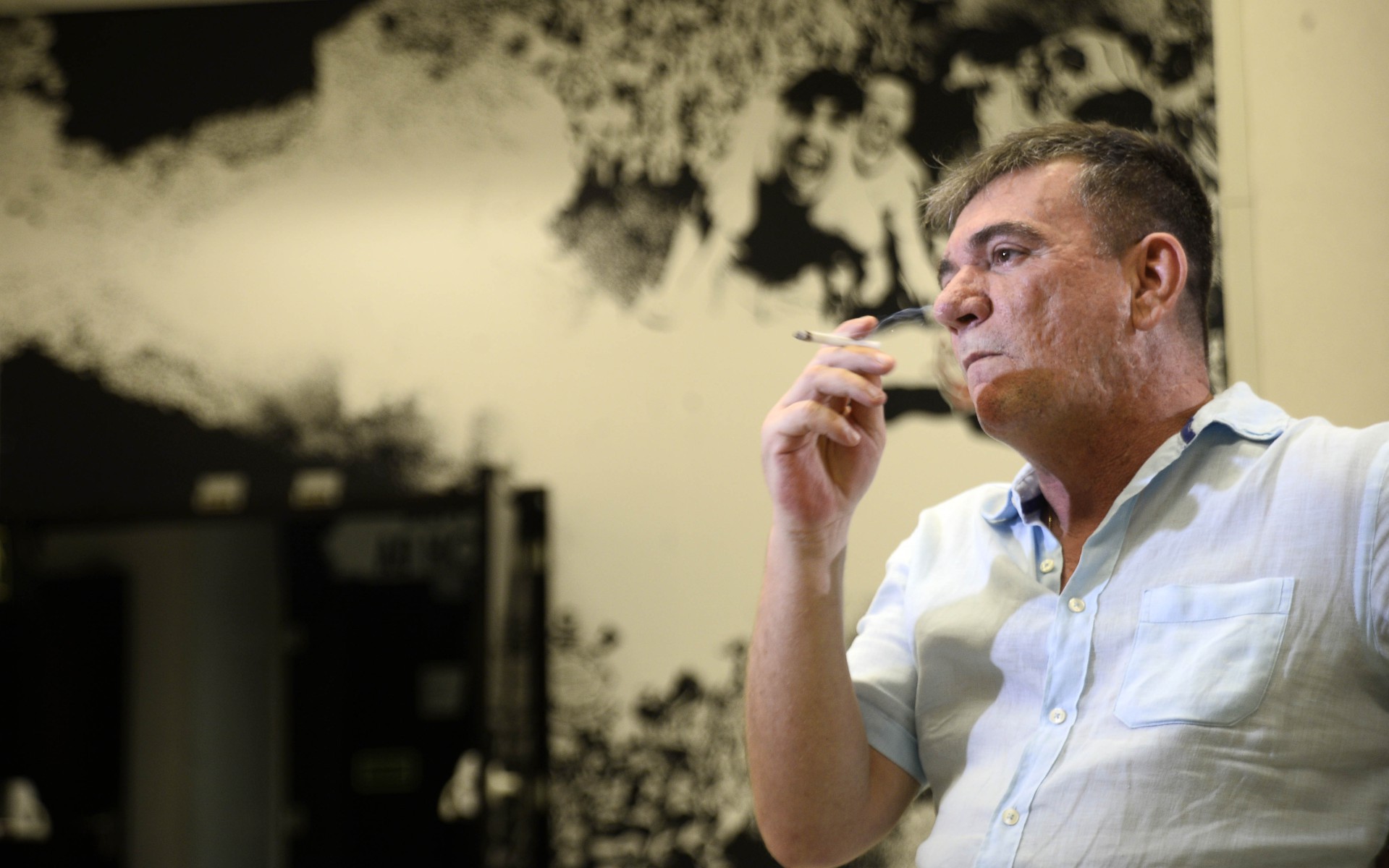 Meia que interessa ao Barça é flagrado fumando. Veja craques que