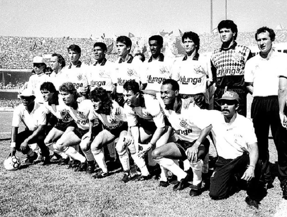 O histórico time do Corinthians em 1990: em pé, Giba, Jacenir, Marcelo, Guinei, Marcio e Ronaldo; agachados, Fabinho, Wilson Mano, Tupázinho, Neto e Mauro
