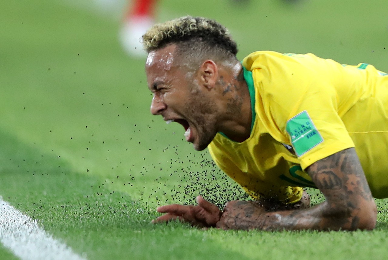 Neymar reclama de falta: cena-símbolo da Seleção na Copa de 2018 - Reuters