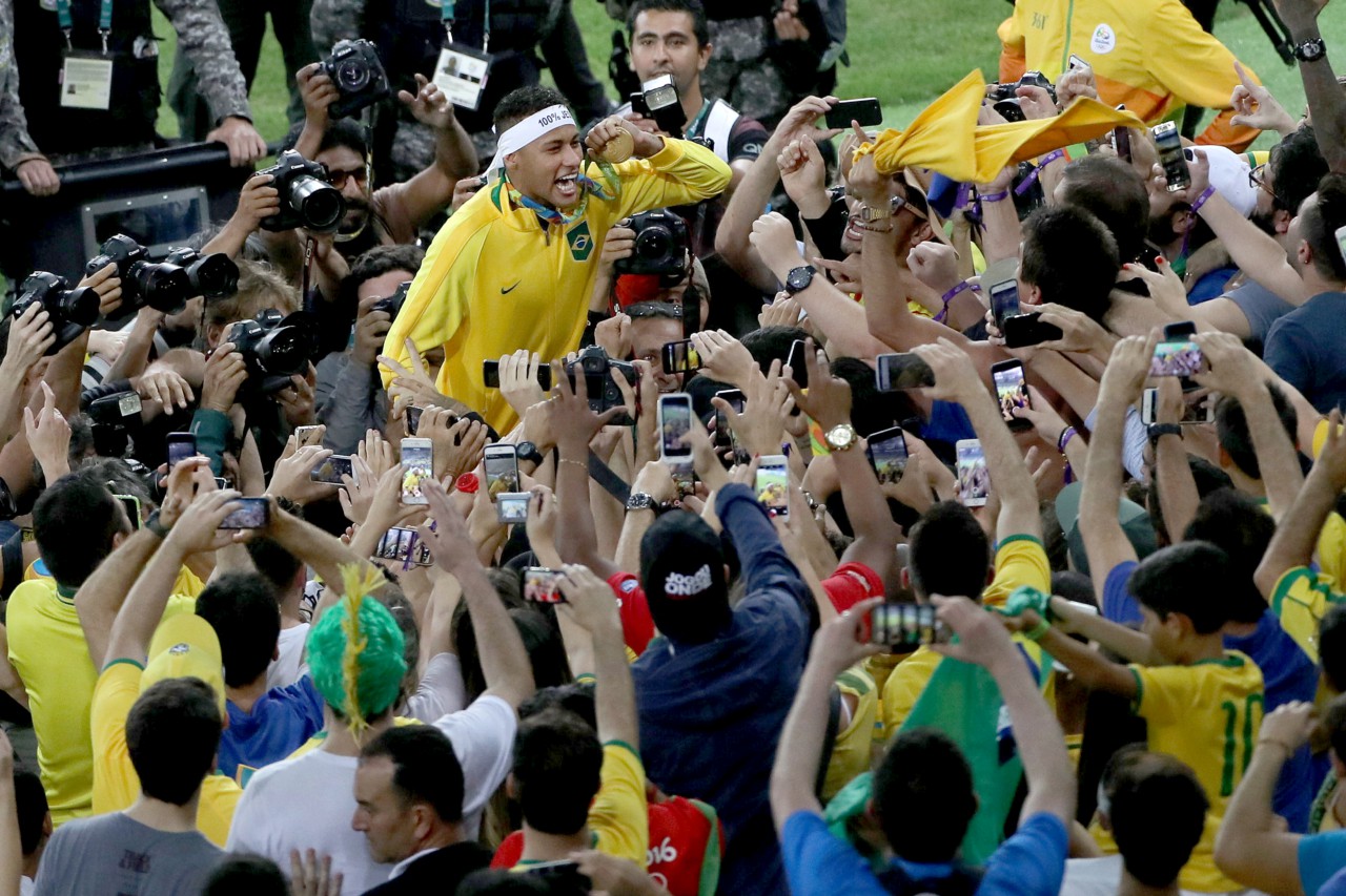 Celulares apontados na direção de Neymar: uma nova forma de torcer nos estádios - Getty Images