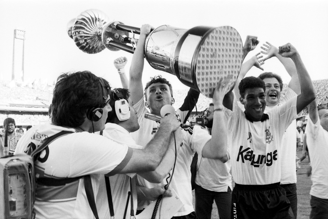 Neto e Jacenir na volta olímpica do Corinthians em 1990 - VIDAL CAVALCANTE/Estadão Conteúdo