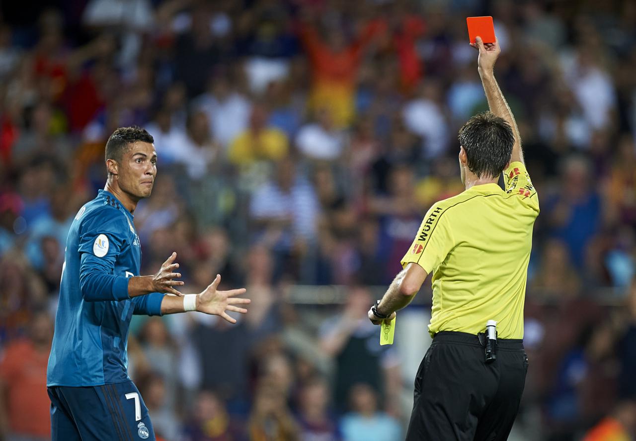 Cristiano Ronaldo já foi expulso em clássico contra o Barcelona, na Supercopa da Espanha de 2017 - Getty Images
