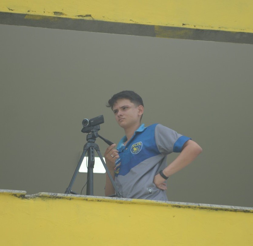 Gabriel Fernandez grava imagens do treino do Sampaio Corrêa para, depois, analisá-las - Léo Borges