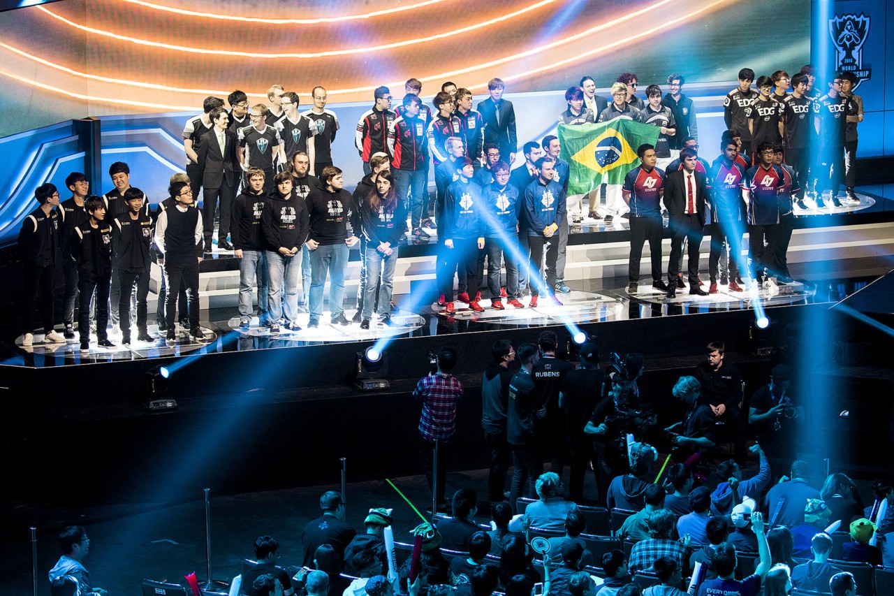 INTZ destaca bandeira brasileira na apresentação do Worlds - Divulgação / Riot Games