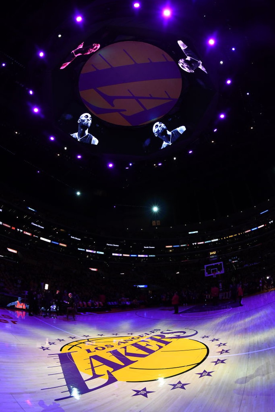 Quadra do Staples Center tomada pela homenagem a Kobe - Getty Images