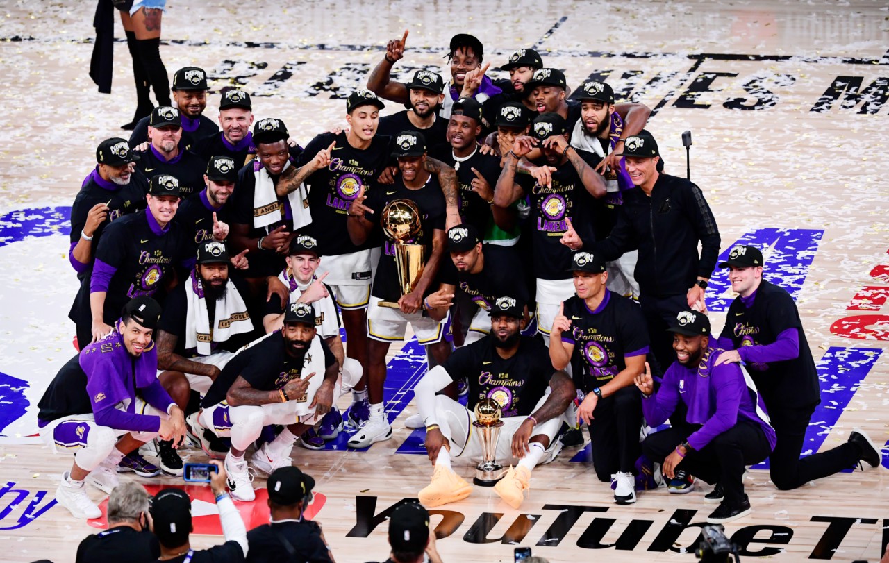 A festa dos Lakers após o título e a homenagem aKobe - Getty Images