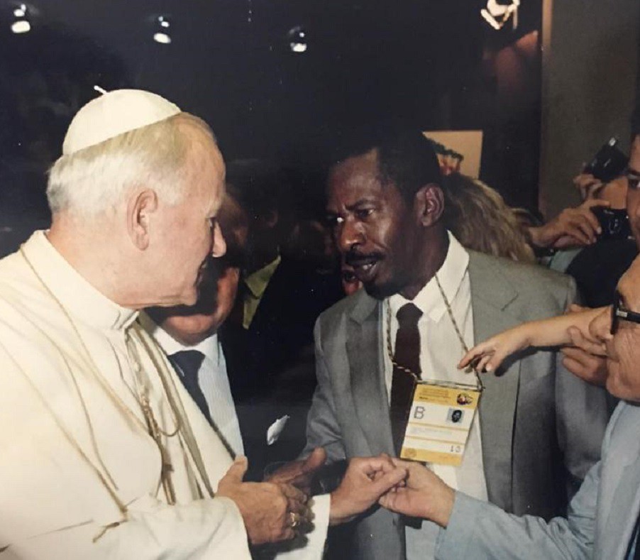 Adhemar ao lado do papa João Paulo II - Arquivo pessoal
