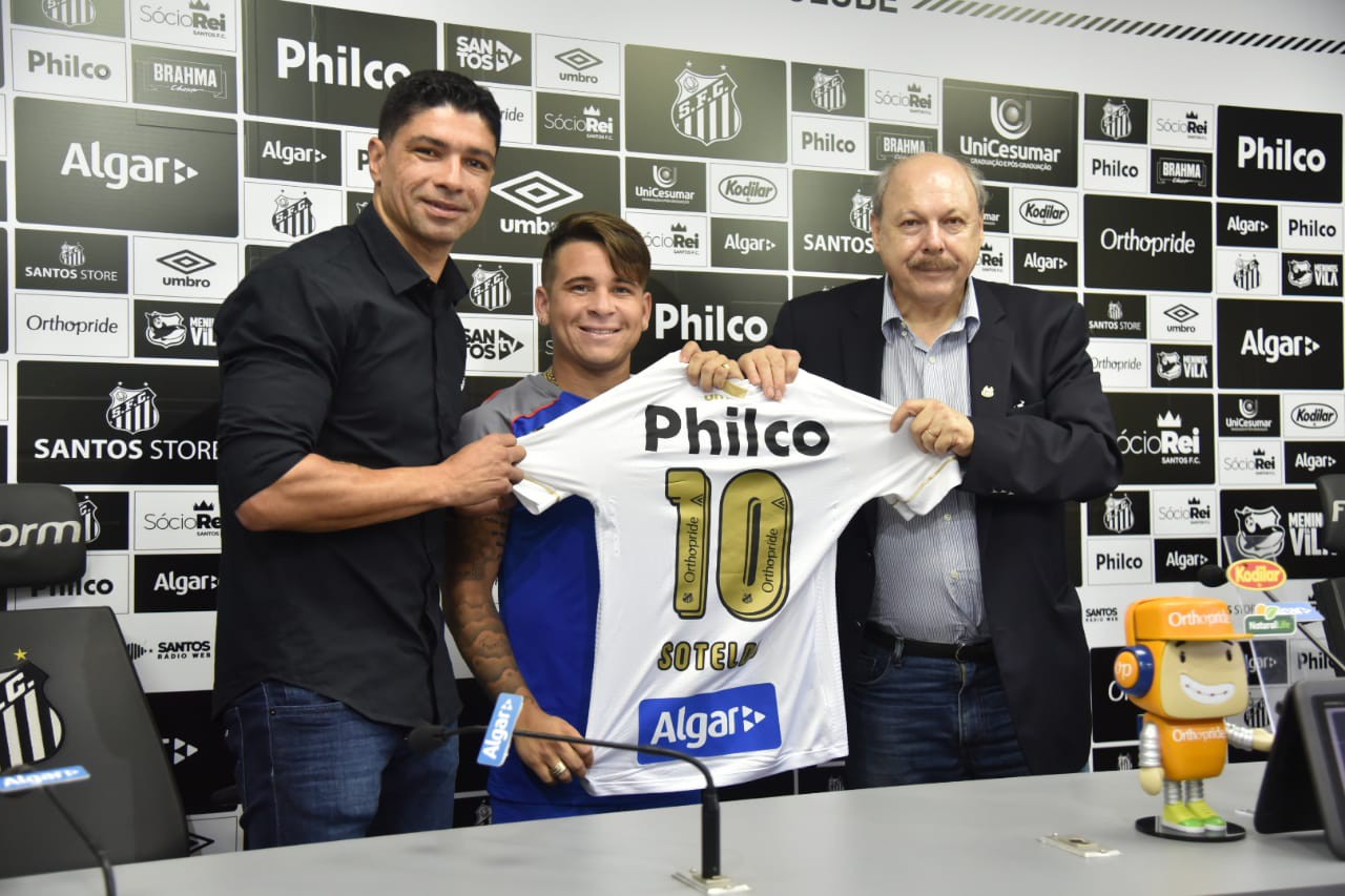 Soteldo é apresentado no Santos ao lado de Renato e José Carlos Peres - Ivan Storti/Santos
