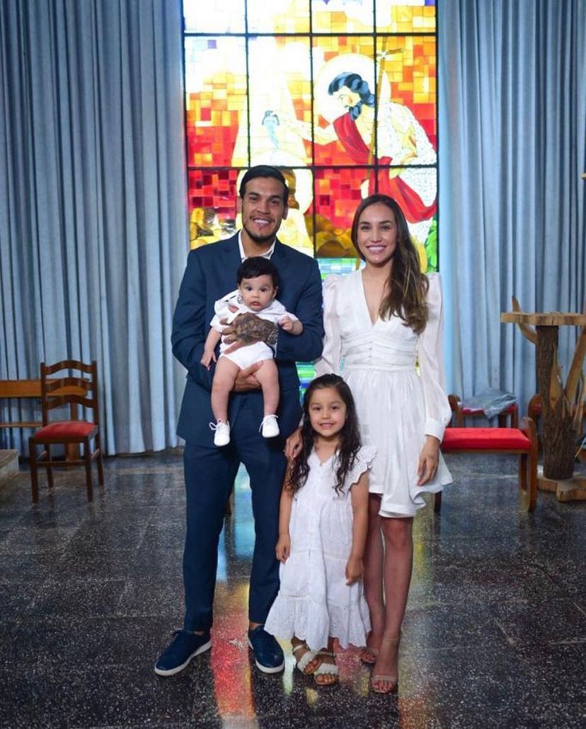Gustavo Gómez com a família na igreja - Reprodução\Internet