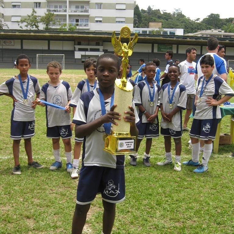 Luiz Henrique com troféu de campeão na Escolinha Max, em Petrópolis - Divulgação