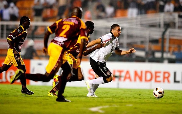 Ronaldo pelo Corinthians contra o Tolima em 2011 - Marcos Ribolli