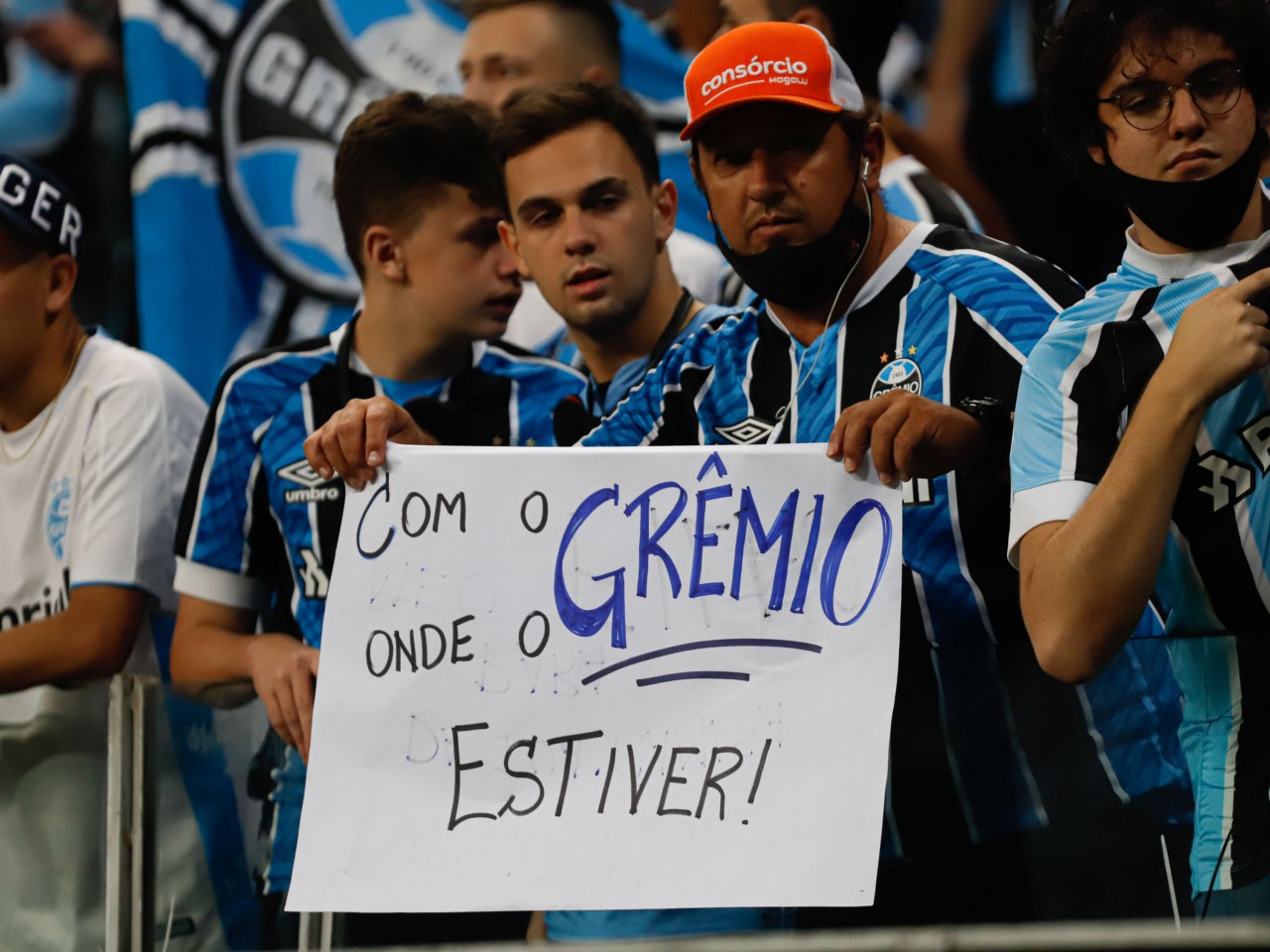 Torcedor do Grêmio mostra cartaz de apoio ao time no jogo do rebaixamento - Pedro H. Tesch/AGIF