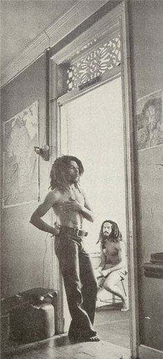 Bob Marley, em primeiro plano, é observado por Allan Cole - Arquivo Pessoal