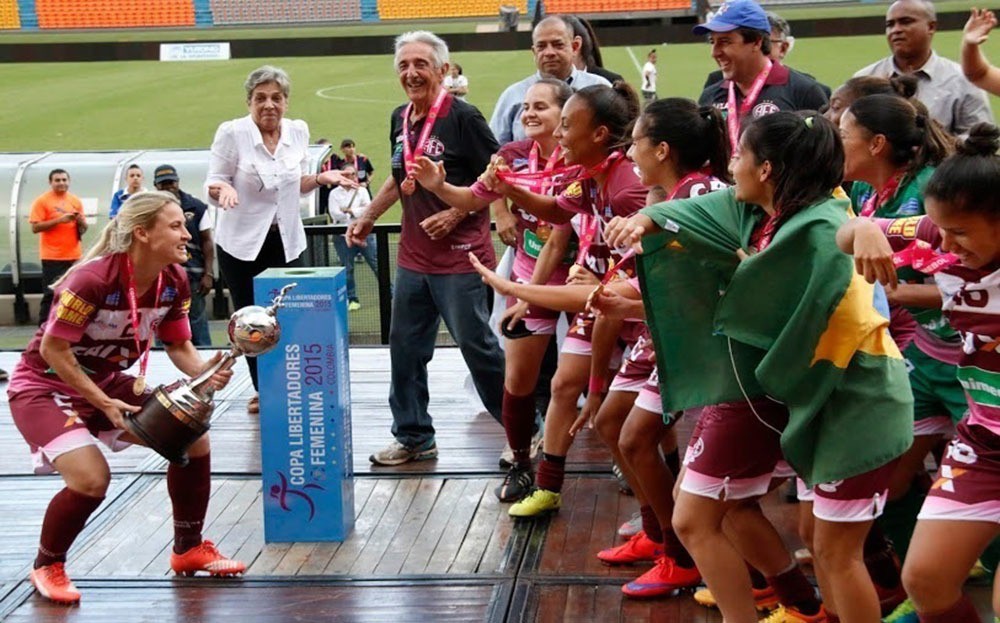 Daiane ergue a taça da Libertadores Feminina de 2015 conquistada pela Ferroviária - Tetê Viviane