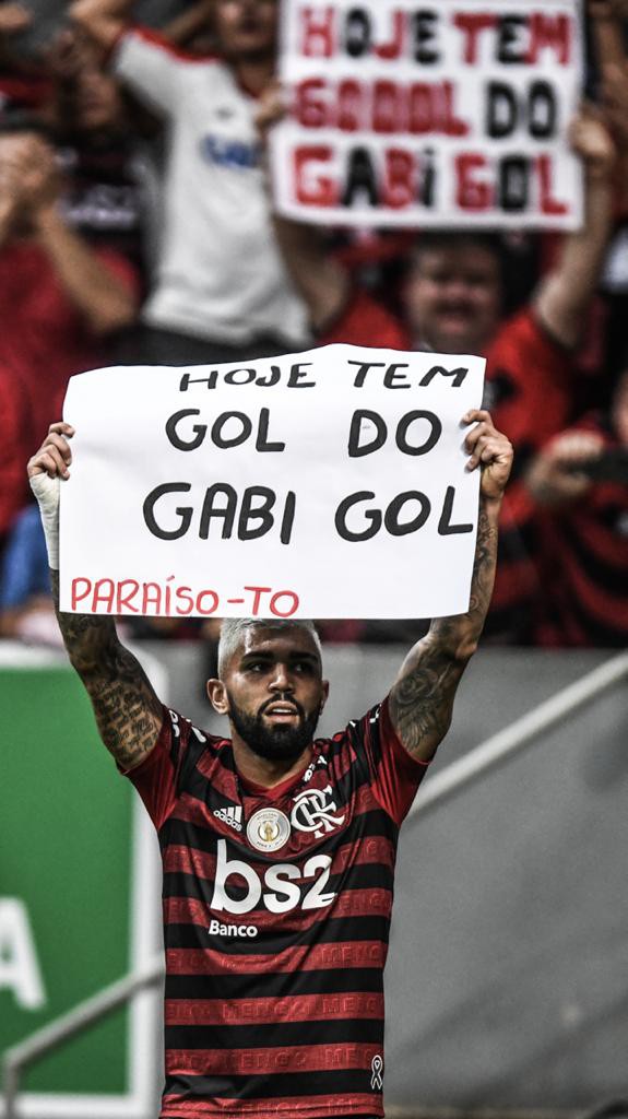 A plaquinha "Hoje tem gol do Gabigol" marca a relação do atacante com a torcida - Pedro Martins/ Foto FC