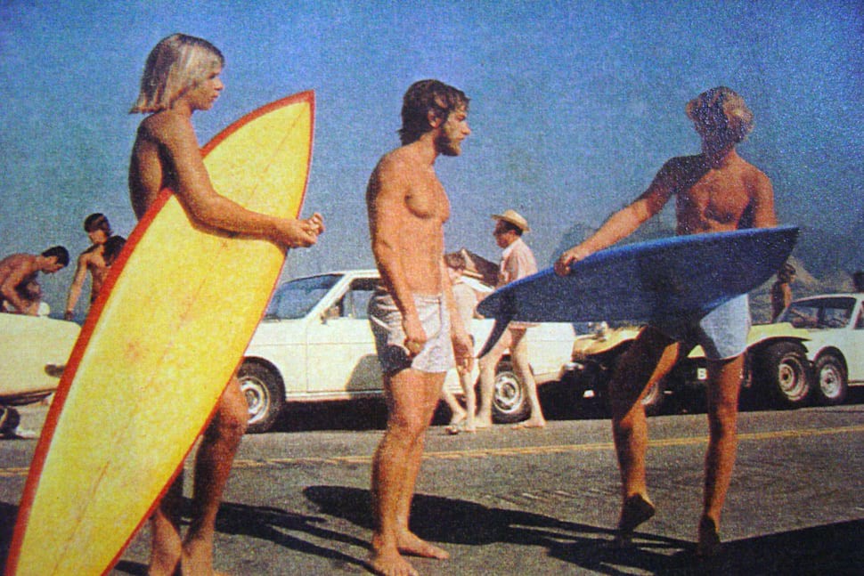 Pepê (de prancha azul) com colegas de surfe nos anos 70 - Arquivo pessoal