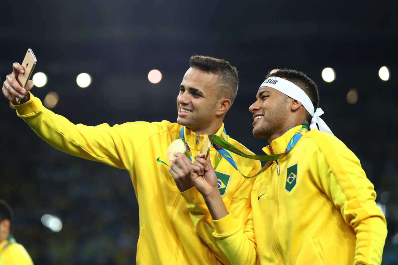 Luan e Neymar comemoram o ouro olímpico em 2016 - Getty Images