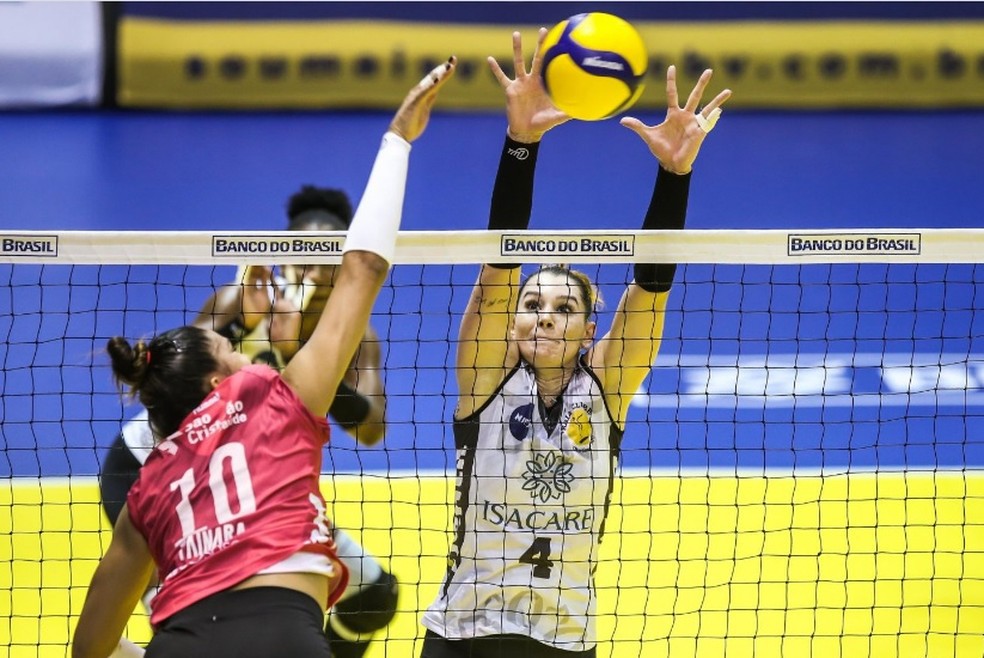Osasco e Praia em um dos confrontos da temporada - CBV Osasco e Praia em um dos confrontos da temporada - CBV