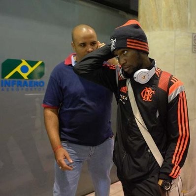 Ferreira, no serviço em aeroporto, acompanha Negueba, ex-atacante do Flamengo - Reprodução