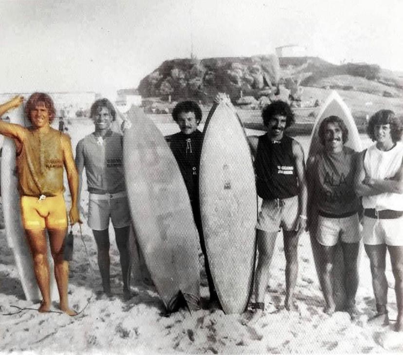 Pepê (de calção amarelo) e diversos surfistas nos anos 70