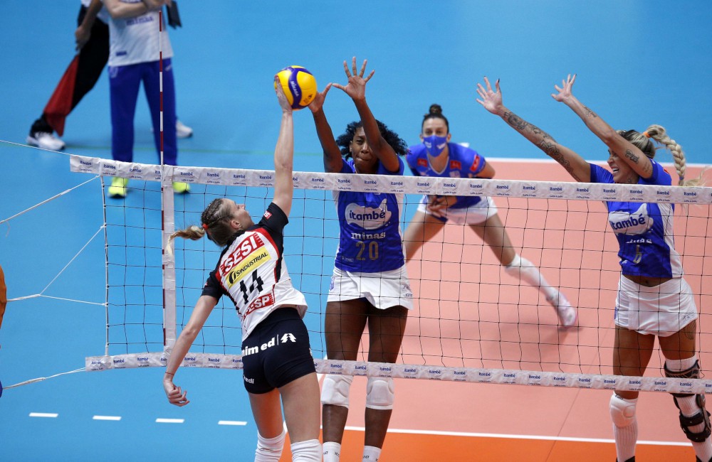 Minas e Sesi em um dos confrontos da temporada - CBV Minas e Sesi em um dos confrontos da temporada - CBV