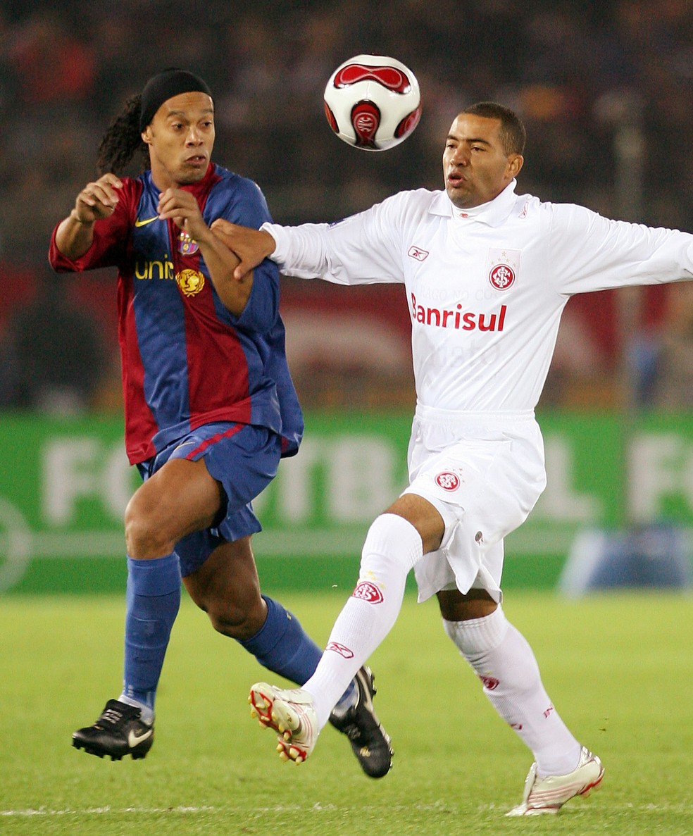 Wellington Monteiro, já como volante, marca Ronaldinho na final do Mundial de 2006, entre Inter e Barcelona - Toru Yamanaka/AFP