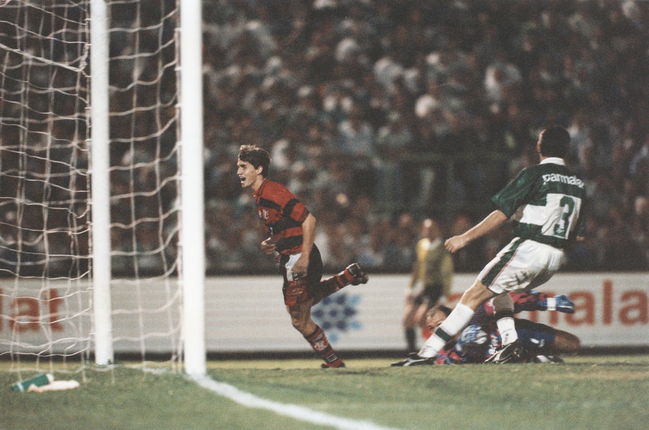 Sávio comemora um de seus 95 gols pelo Flamengo - Reprodução site oficial Sávio