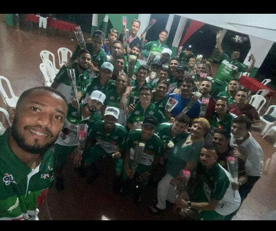 Jogadores da Tuna Luso posam para foto com rosas recebidas de Graciete - Arquivo pessoal