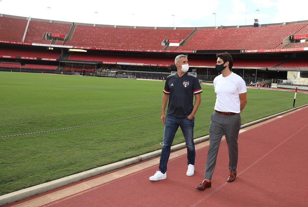 Kaká apresentou o Morumbi a Crespo após a contratação do treinador - Rubens Chiri/saopaulofc.net