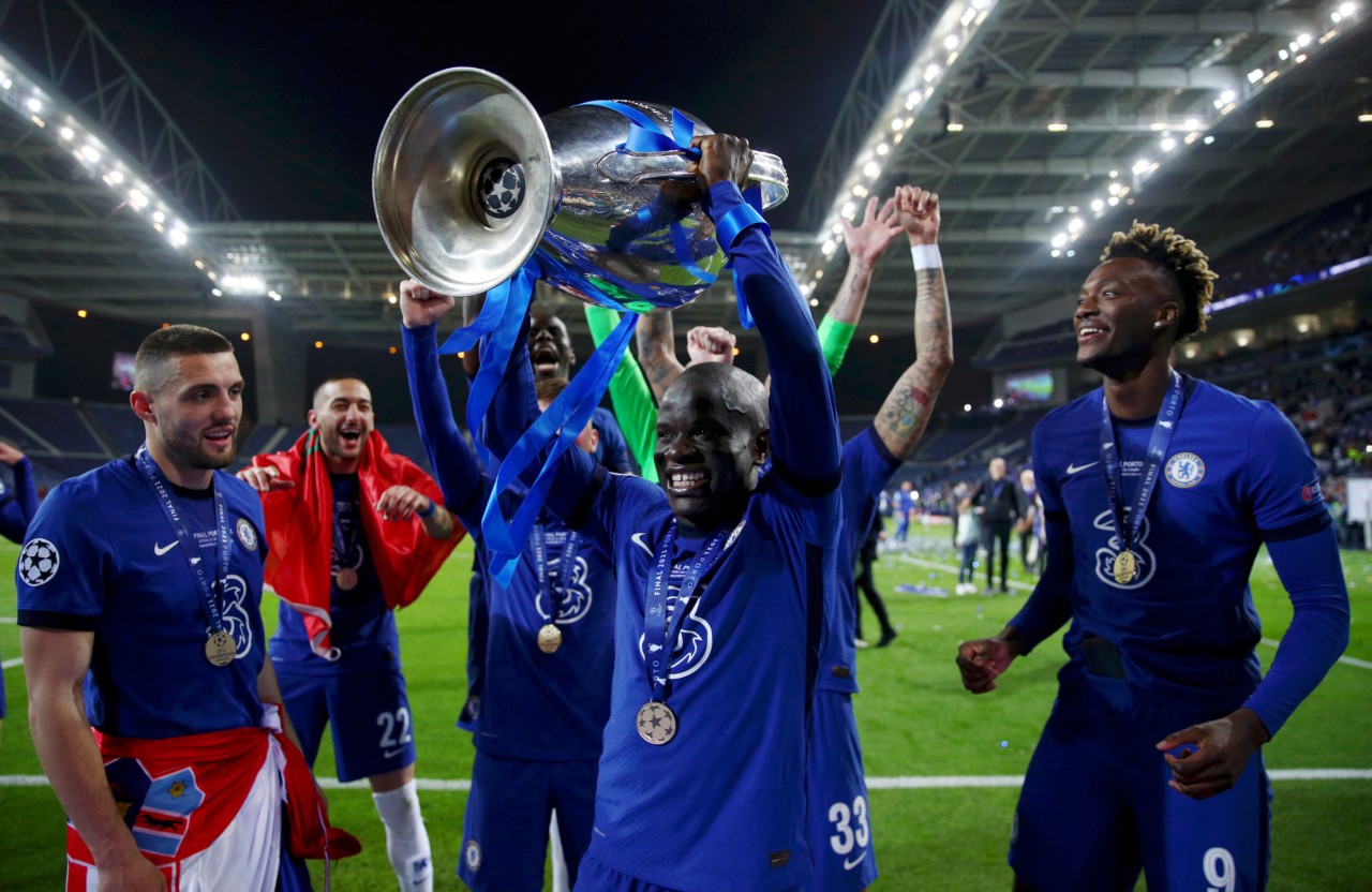 N'Golo Kanté ergue o troféu da Liga do Campeões sorrindo - Getty Images