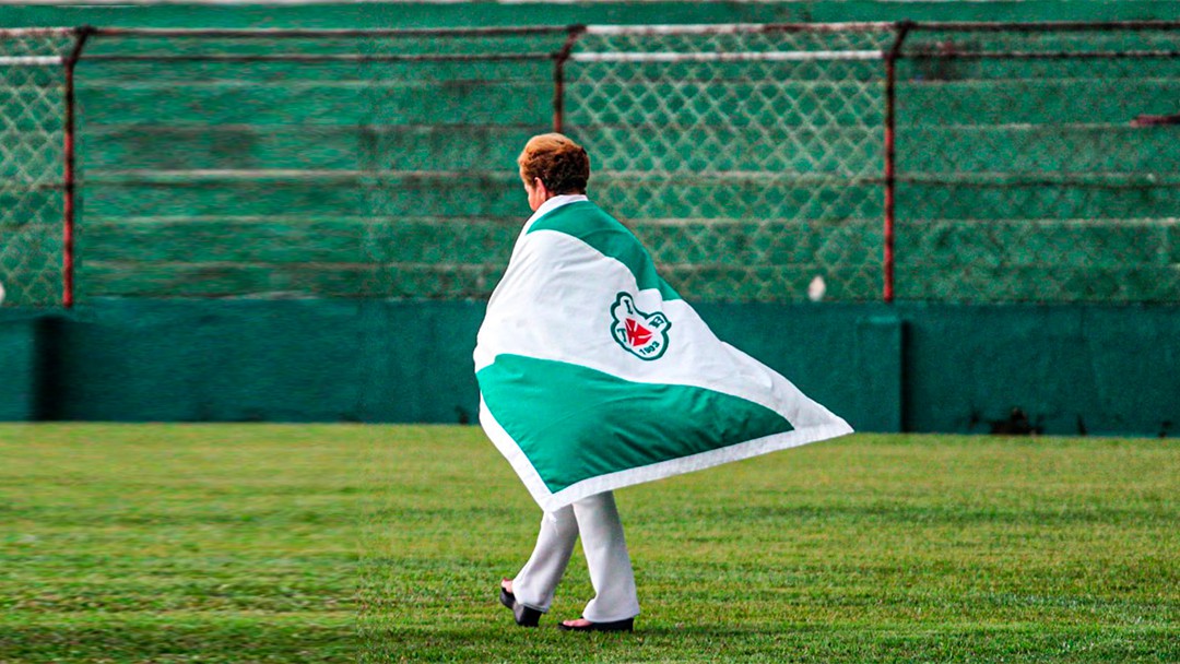 Graciete caminha pelo campo com a bandeira da Tuna Luso - Luis Carlos/Tuna Luso