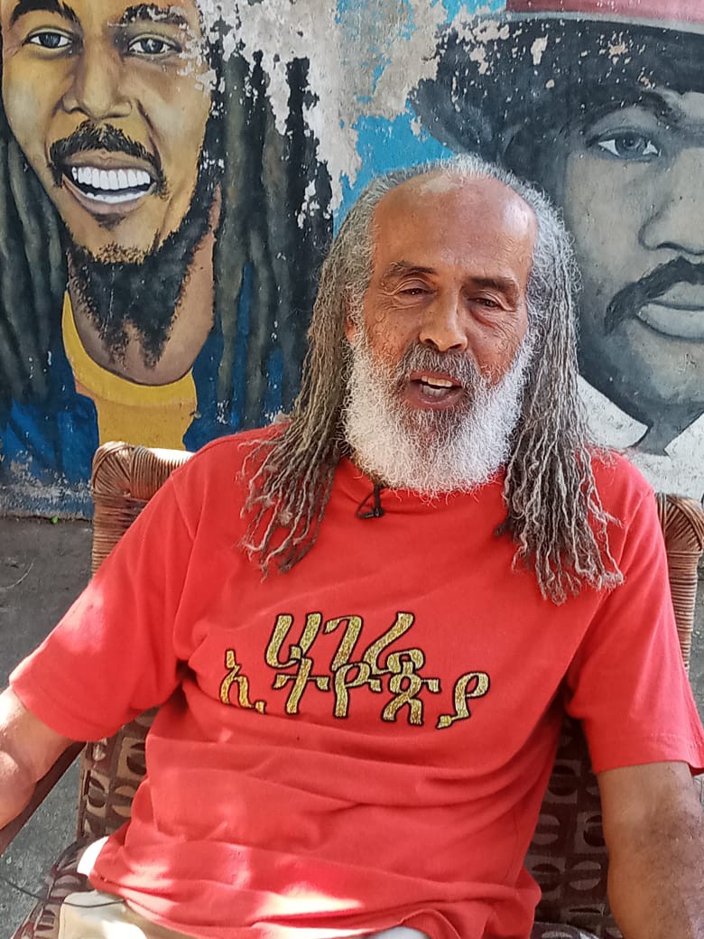 Allan Cole em frente a mural no terraço de casa, onde está pintado o rosto de Bob Marley (E) - Steven Golden/Cortesia