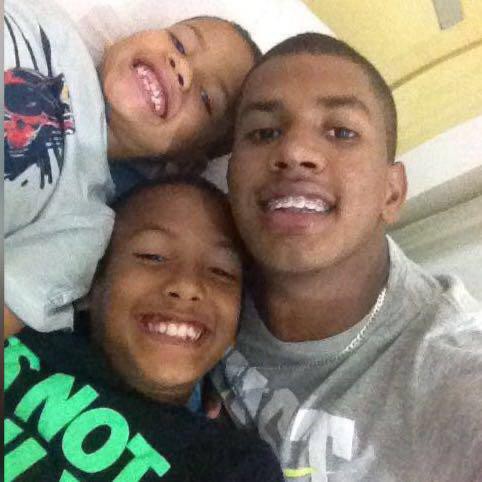 Só sorrisos: Ângelo e seus dois irmãos posam para selfie - Arquivo pessoal