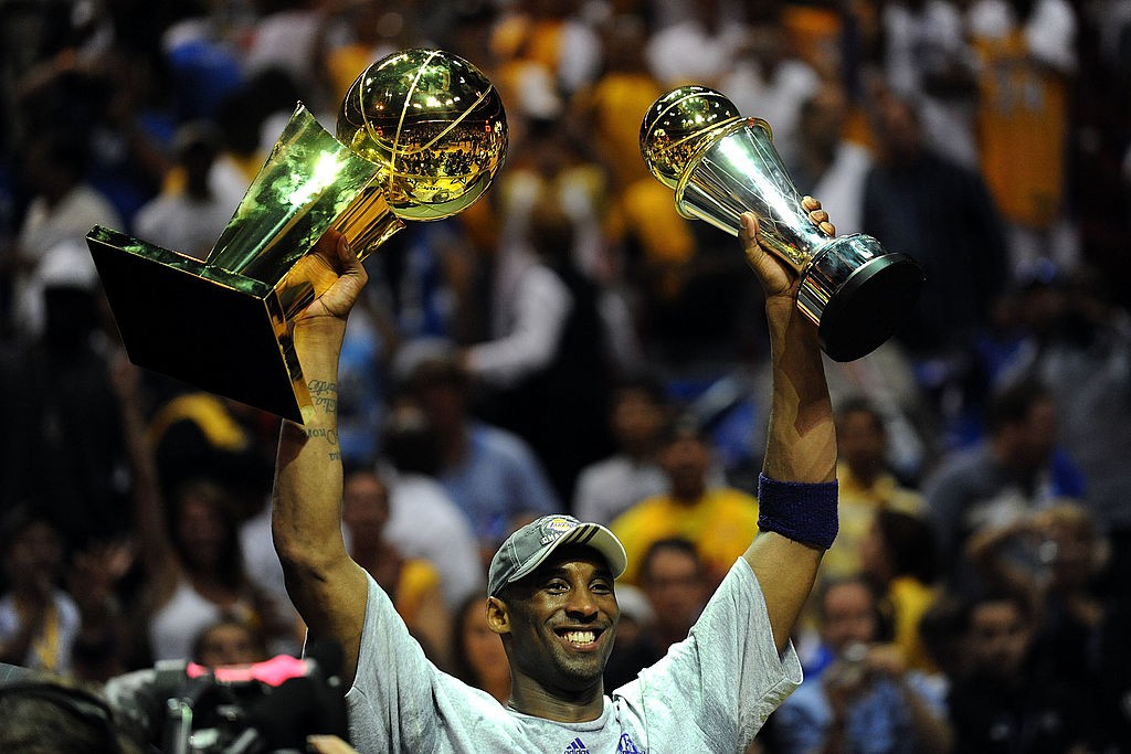 Kobe Bryant com o troféu de campeão e MVP das finais - Ronald Martinez/Getty Images